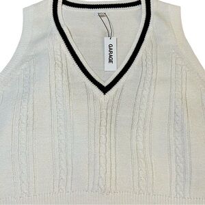 NWT! BRIGHT WHITE WITH BLACK ACCENT DETAILS AROUND THE DEEP V NECK OF VESTIE. XL
